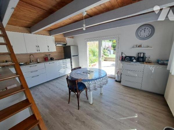 Jolie maison de caractère à proximité de la mer composée d'un bel espace de vie de 45 m² avec r...