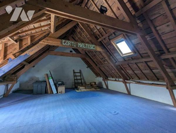 Jolie maison de caractère à proximité de la mer composée d'un bel espace de vie de 45 m² avec r...