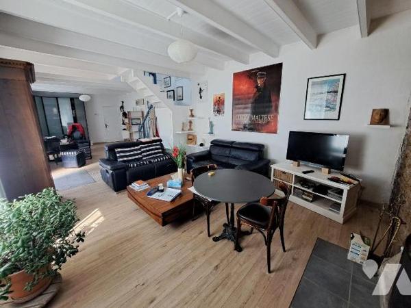Jolie maison de caractère à proximité de la mer composée d'un bel espace de vie de 45 m² avec r...