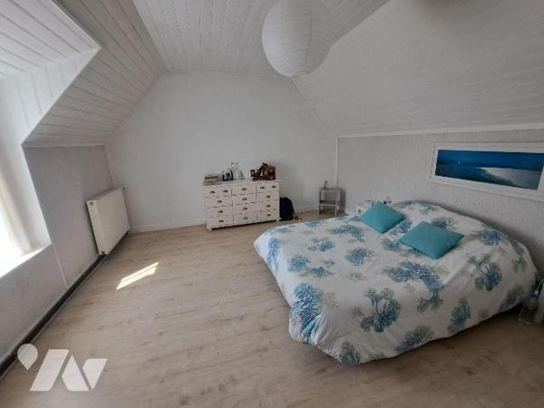 Jolie maison de caractère à proximité de la mer composée d'un bel espace de vie de 45 m² avec r...