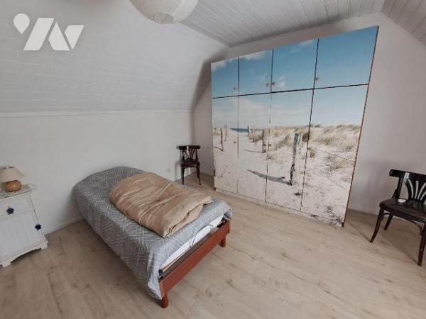 Jolie maison de caractère à proximité de la mer composée d'un bel espace de vie de 45 m² avec r...