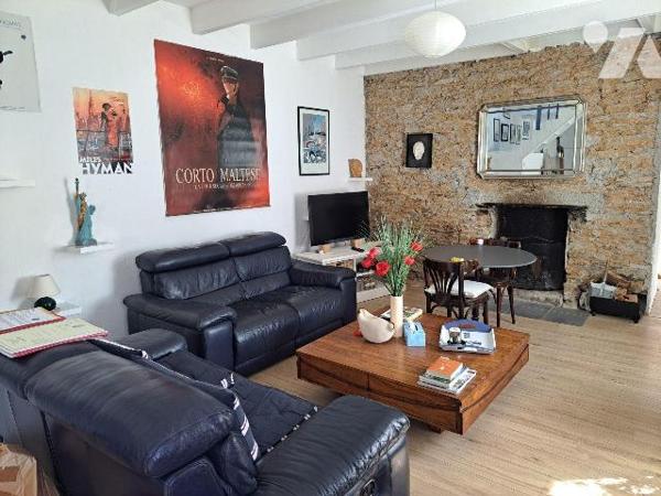 Jolie maison de caractère à proximité de la mer composée d'un bel espace de vie de 45 m² avec r...