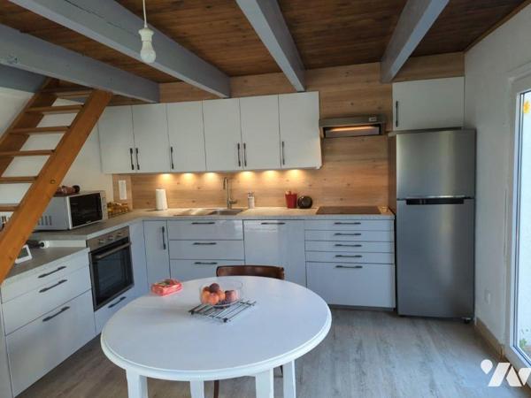 Jolie maison de caractère à proximité de la mer composée d'un bel espace de vie de 45 m² avec r...