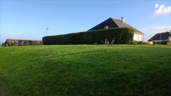 Saint Pierre Eglise - Terrain à bâtir, proximité immédiate des écoles, 750 mètres de la place du mar