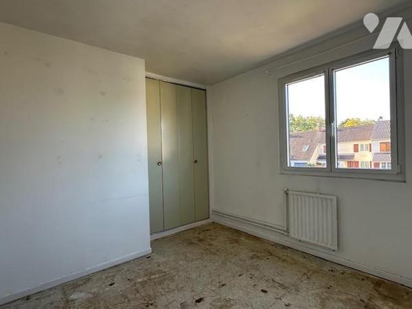 Pavillon de type 5 pièces, élevé sur un sous-sol/cave et édifié sur un terrain de 280 m² (source du