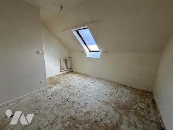 Pavillon de type 5 pièces, élevé sur un sous-sol/cave et édifié sur un terrain de 280 m² (source du