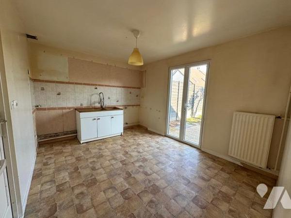 Pavillon de type 5 pièces, élevé sur un sous-sol/cave et édifié sur un terrain de 280 m² (source du