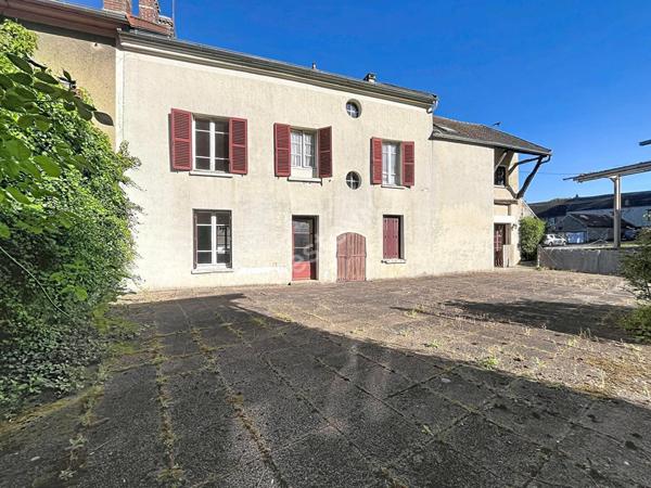 Maison 250 m2 avec 550 m² de Hangars et 15195 m² de Terrain