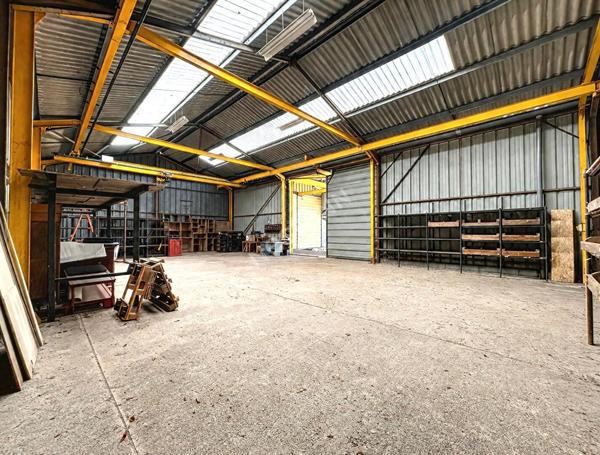 Maison 250 m2 avec 550 m² de Hangars et 15195 m² de Terrain
