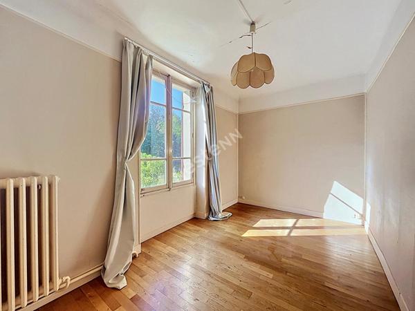 Maison 250 m2 avec 550 m² de Hangars et 15195 m² de Terrain