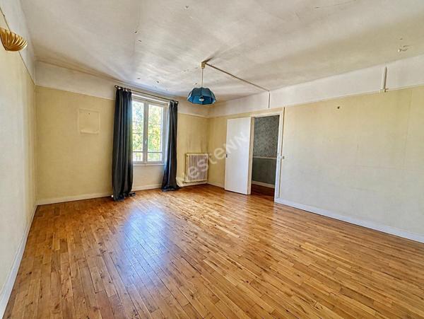 Maison 250 m2 avec 550 m² de Hangars et 15195 m² de Terrain