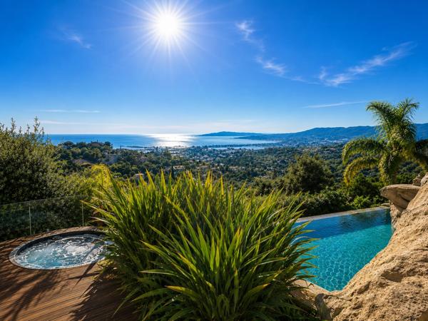 HYERES - VILLA VUE MER PANORAMIQUE- PISCINE DEBORDEMENT / CASCADE