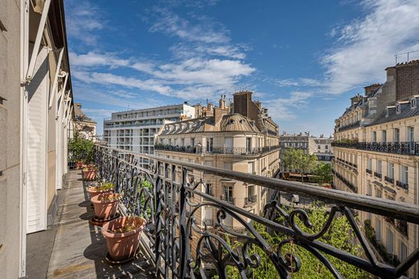 Appartement Paris 4 pièces 105.45 m² avec balcon filant - PARIS