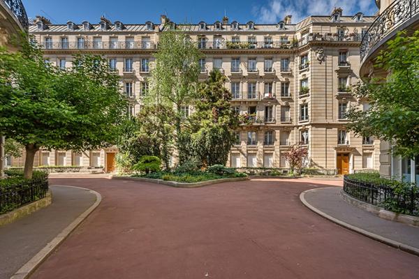 Appartement Paris 4 pièces 105.45 m² avec balcon filant - PARIS
