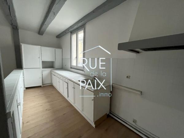86140 LENCLOITRE Immeuble Lencloitre 7 pièce(s) 218.6 m2
