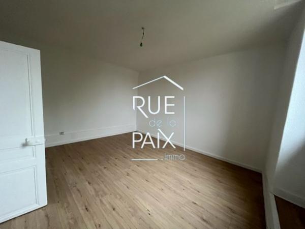 86140 LENCLOITRE Immeuble Lencloitre 7 pièce(s) 218.6 m2