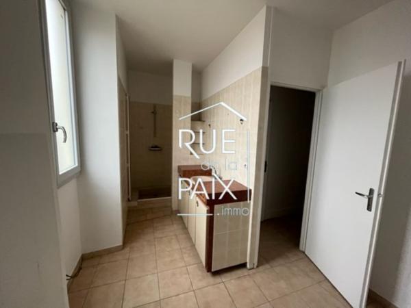 86140 LENCLOITRE Immeuble Lencloitre 7 pièce(s) 218.6 m2