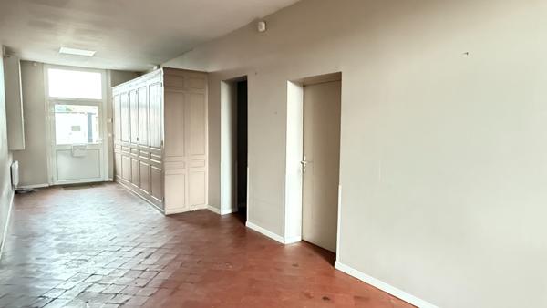 MAISON OU LOCAL Noailles 147m2, 5 pièces -garage- parkings - cour