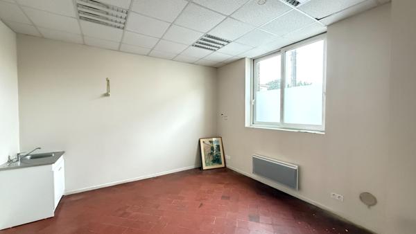 MAISON OU LOCAL Noailles 147m2, 5 pièces -garage- parkings - cour