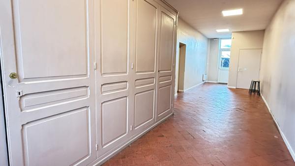 MAISON OU LOCAL Noailles 147m2, 5 pièces -garage- parkings - cour