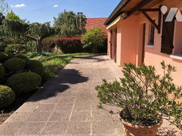 Dans quartier St Jean des Vignes proche clinique, maison de plain pied d'environ 122 m² habitab...