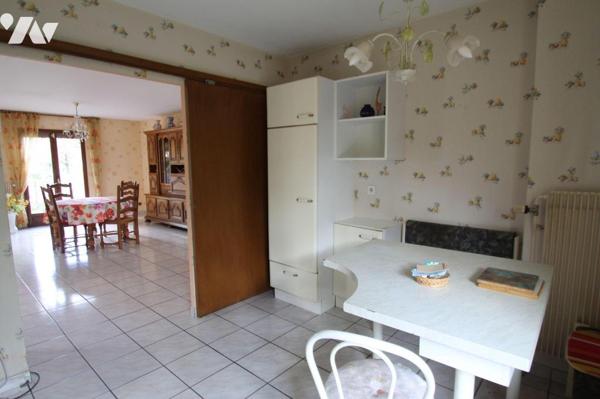 Dans quartier St Jean des Vignes proche clinique, maison de plain pied d'environ 122 m² habitab...