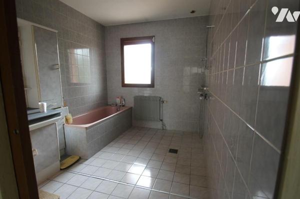 Dans quartier St Jean des Vignes proche clinique, maison de plain pied d'environ 122 m² habitab...