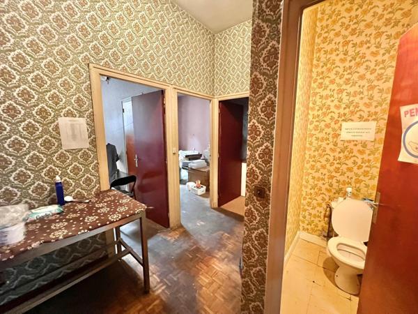 LOCAL COMMERCIAL LOUE AVEC APPARTEMENT A REHABILITER