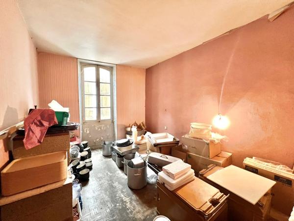 LOCAL COMMERCIAL LOUE AVEC APPARTEMENT A REHABILITER