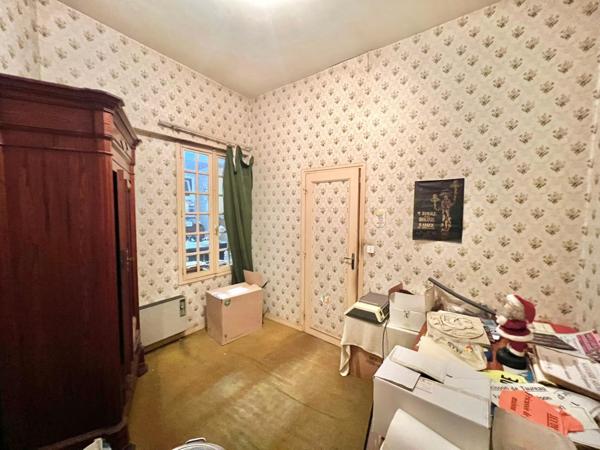 LOCAL COMMERCIAL LOUE AVEC APPARTEMENT A REHABILITER