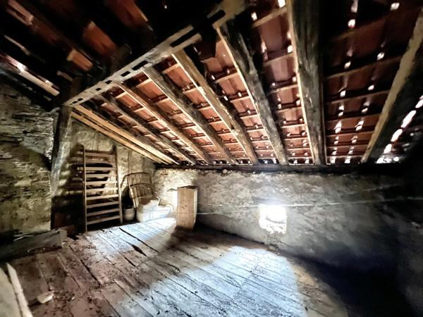 LOCAL COMMERCIAL LOUE AVEC APPARTEMENT A REHABILITER