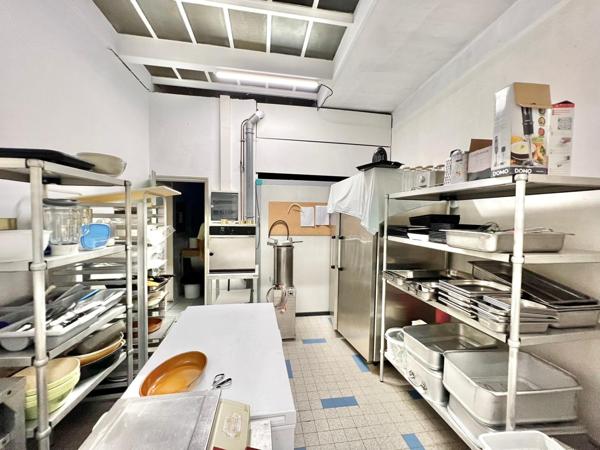 LOCAL COMMERCIAL LOUE AVEC APPARTEMENT A REHABILITER