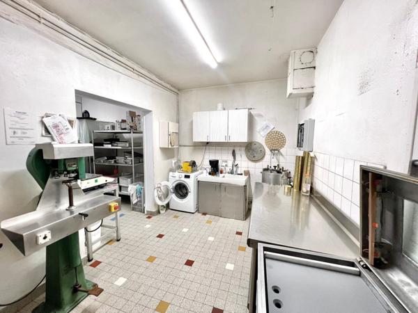 LOCAL COMMERCIAL LOUE AVEC APPARTEMENT A REHABILITER