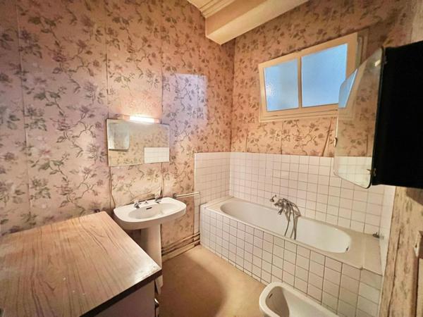 LOCAL COMMERCIAL LOUE AVEC APPARTEMENT A REHABILITER