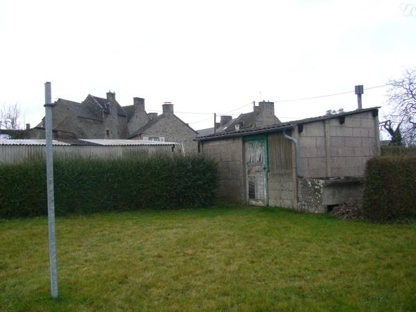 Un terrain à bâtir de 495 m² non viabilisé avec réseaux en bordure.