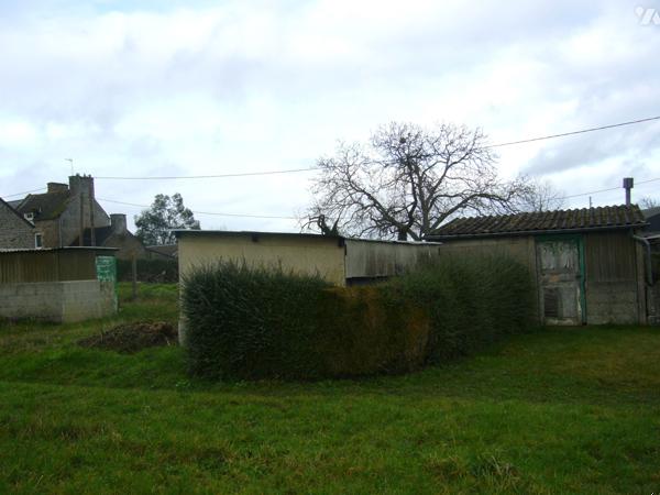Un terrain à bâtir de 495 m² non viabilisé avec réseaux en bordure.