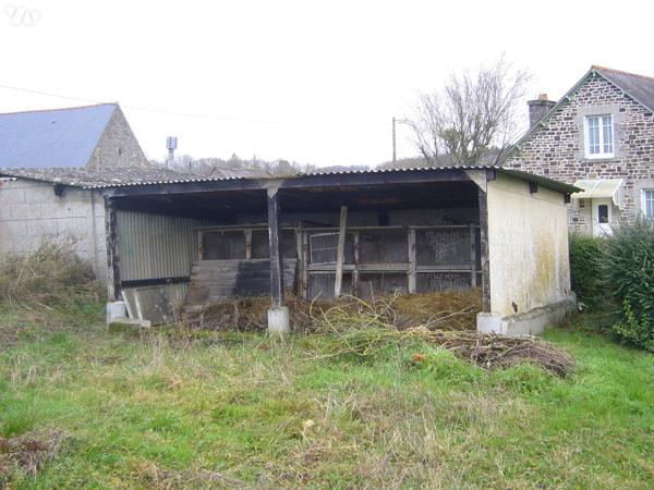 Un terrain à bâtir de 495 m² non viabilisé avec réseaux en bordure.