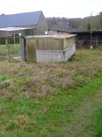 Un terrain à bâtir de 495 m² non viabilisé avec réseaux en bordure.