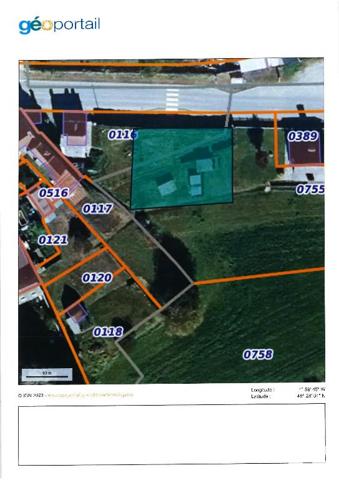 Un terrain à bâtir de 495 m² non viabilisé avec réseaux en bordure.