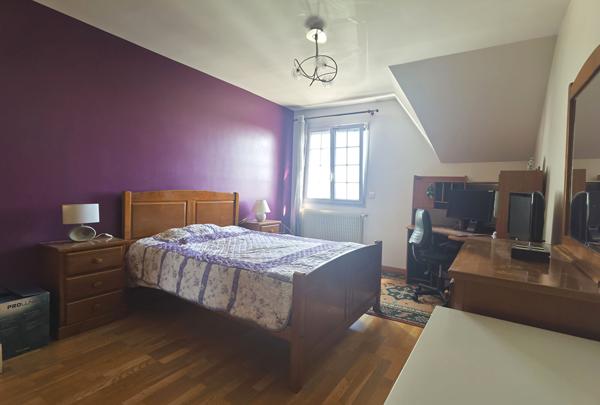 Quartier pavillonnaire - Maison de 293m² habitables + Dépendance d'environ 80 m²