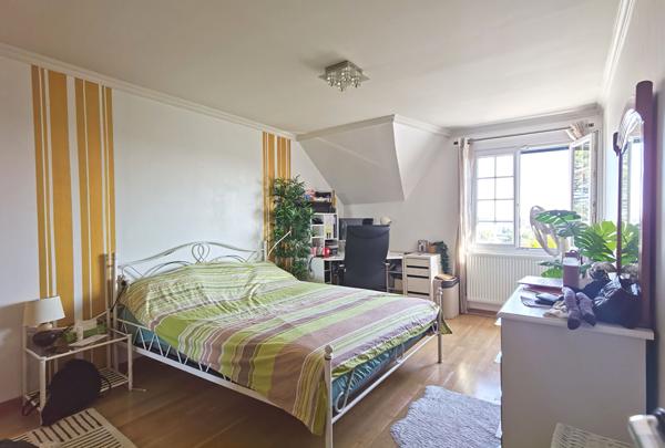 Quartier pavillonnaire - Maison de 293m² habitables + Dépendance d'environ 80 m²