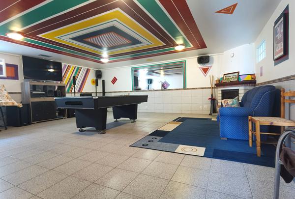 Quartier pavillonnaire - Maison de 293m² habitables + Dépendance d'environ 80 m²