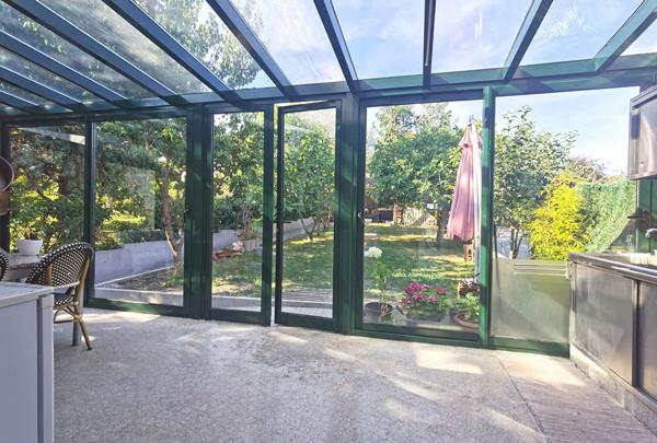 Quartier pavillonnaire - Maison de 293m² habitables + Dépendance d'environ 80 m²
