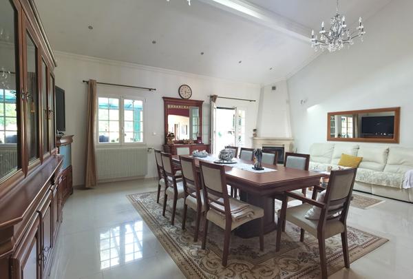 Quartier pavillonnaire - Maison de 293m² habitables + Dépendance d'environ 80 m²