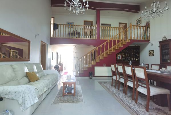 Quartier pavillonnaire - Maison de 293m² habitables + Dépendance d'environ 80 m²