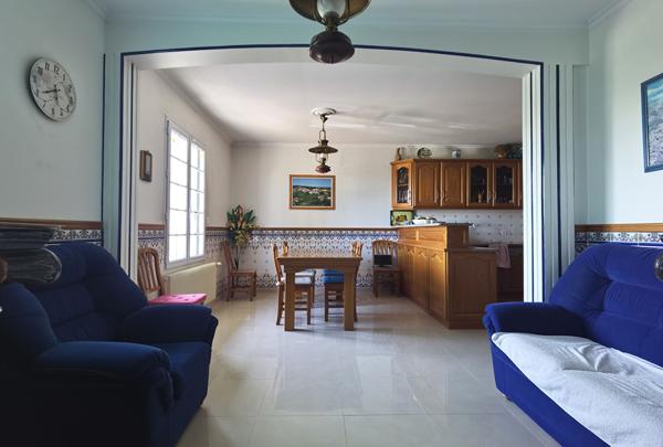 Quartier pavillonnaire - Maison de 293m² habitables + Dépendance d'environ 80 m²