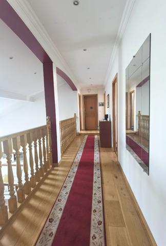 Quartier pavillonnaire - Maison de 293m² habitables + Dépendance d'environ 80 m²