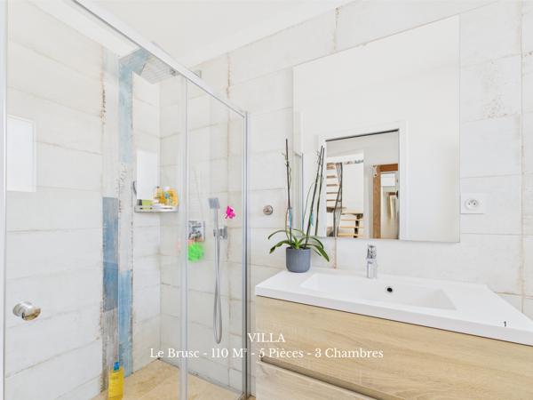 Six-Fours-les-Plages (83140) LE BRUSC – Maison contemporaine avec jardin paysagé et piscine, à deux pas du Port