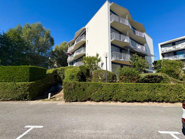APPARTEMENT DE 2 PIECES A VENDRE A PLAISIR - CENTRE VILLE