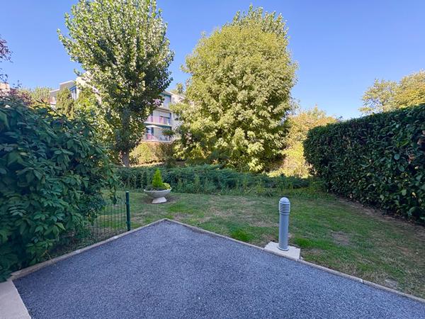 APPARTEMENT DE 2 PIECES A VENDRE A PLAISIR - CENTRE VILLE